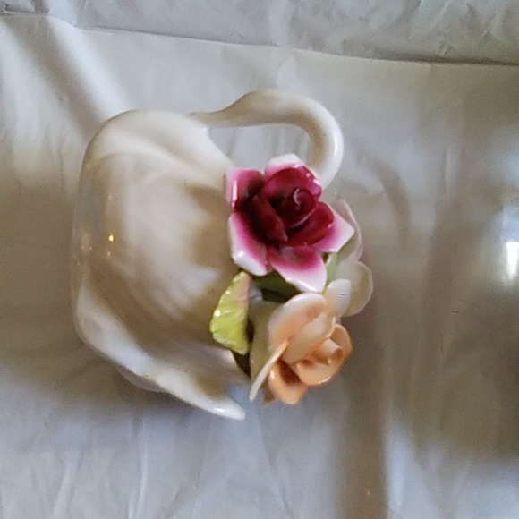 Royale Stratford Handcrafted Flower Swans - Picture 6 of 7